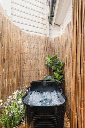 Indoor spa tub