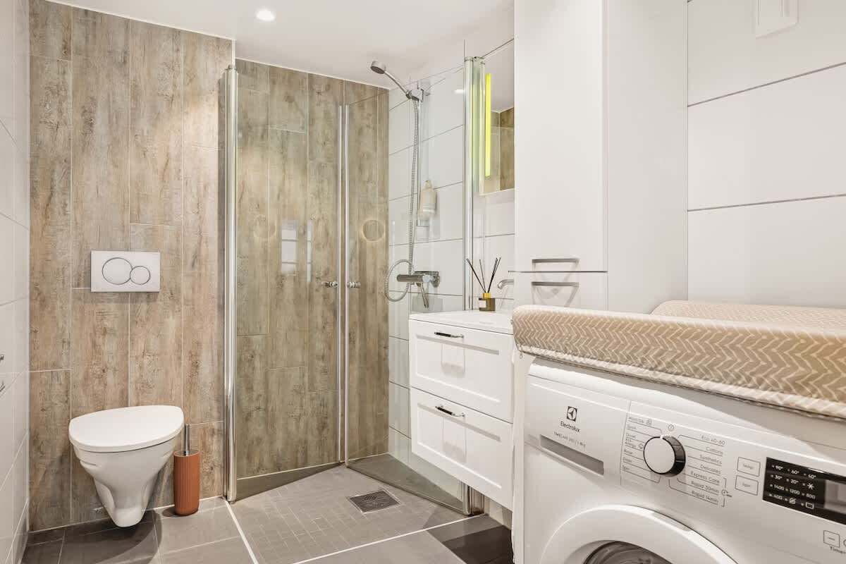 Shower, free toiletries, hair dryer