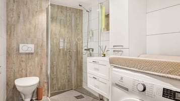Shower, free toiletries, hair dryer