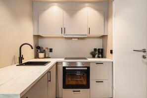 ثلاجة، ميكروويف، موقد طهي مسطح، ماكينة لصنع القهوة/الشاي