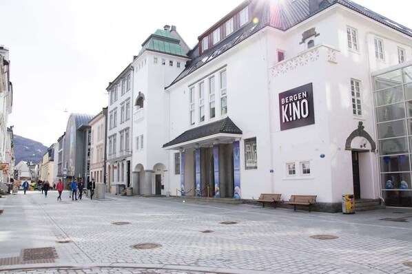 Un edificio con un letrero que dice "BERGEN KINO" en la fachada.