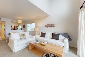 TV - Designer waterfront townhome with pool & dock access, amazing views (Rockport)