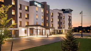 A modern hotel with a flat roof, multiple floors, and a well-lit entrance. - Everhome Suites Bozeman (Bozeman)