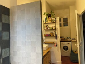 Dusche, Haartrockner, Handtücher, Seife