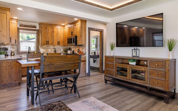 Fridge, microwave, oven, stovetop - Beautiful NEW home close to downtown Cody! Sleeps up to 8. (Cody)