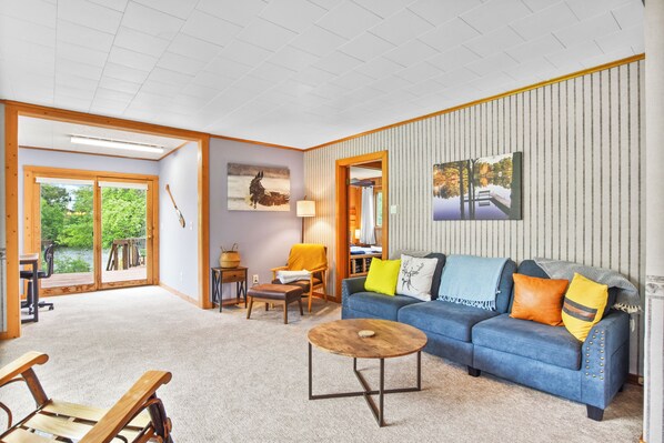 TV connectée, cheminée, lecteur de DVD, baby-foot