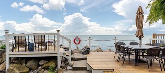 Relaxing lakefront cottage near wineries and beach