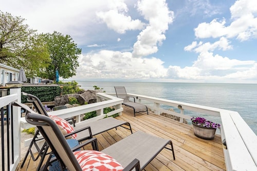 Relaxing lakefront cottage near wineries and beach