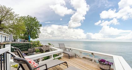 Relaxing lakefront cottage near wineries and beach