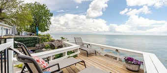 Relaxing lakefront cottage near wineries and beach