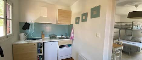 Kühlschrank, Mikrowelle, Herdplatte, Geschirrspüler