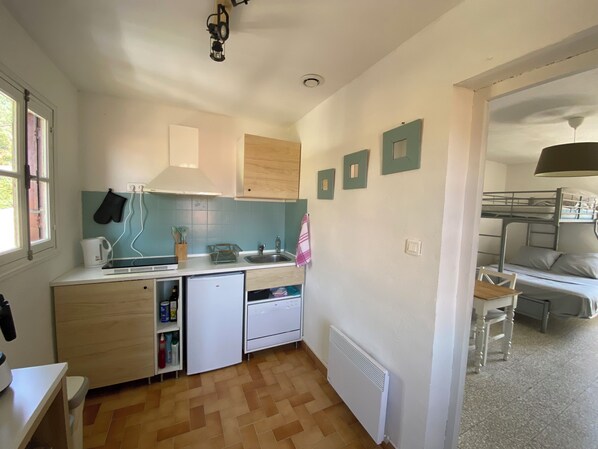 Réfrigérateur, micro-ondes, plaque de cuisson, lave-vaisselle