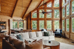 Smart TV, chimenea, tenis de mesa y libros 