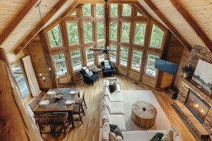 TV connectée, cheminée, table de tennis de table, livres