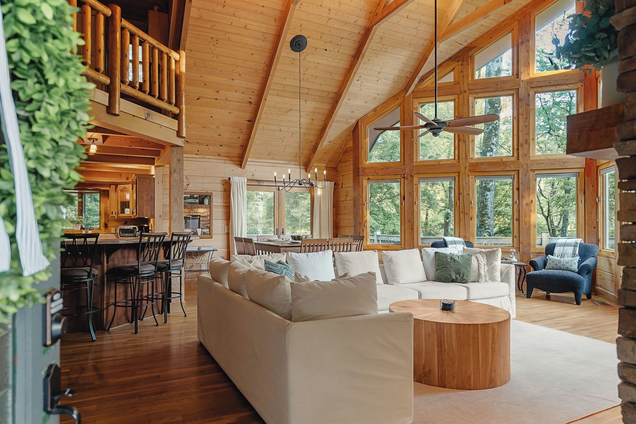 Smart-tv, eldstad, ett bordtennisbord och böcker