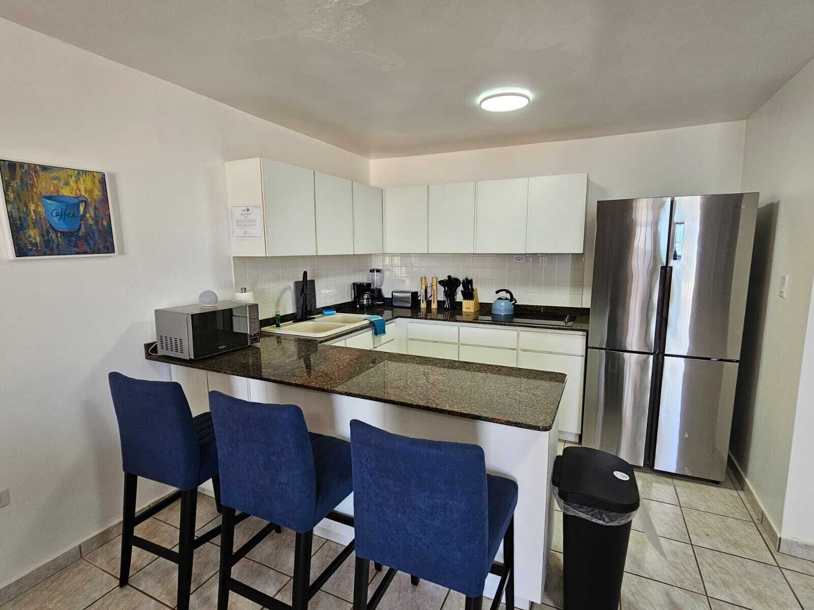 Køleskab, mikrobølgeovn, kogeplade