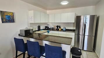 Køleskab, mikrobølgeovn, kogeplade