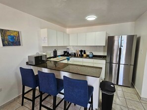 Frigorífico, microondas y placa de cocina