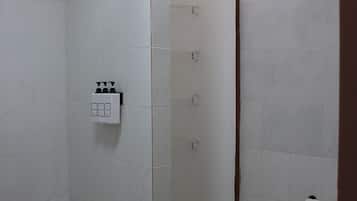 Haartrockner, Handtücher, Seife, Toilettenpapier