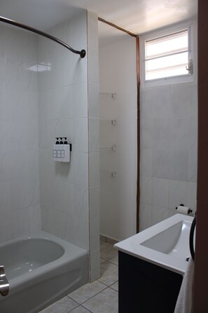 Haartrockner, Handtücher, Seife, Toilettenpapier