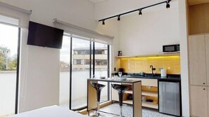 Refrigerador con congelador, microondas y parrilla de estufa