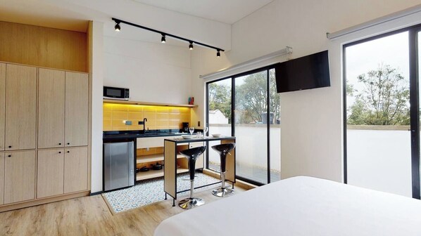 Refrigerador con congelador, microondas y parrilla de estufa