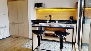 Appartement Deluxe | Cuisine privée | Réfrigérateur grande capacité avec congélateur, four à micro-ondes