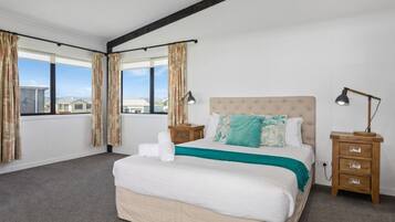 4 bedrooms, desk, iron/ironing board, free WiFi