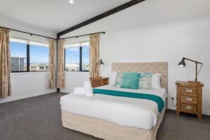 4 bedrooms, desk, iron/ironing board, free WiFi