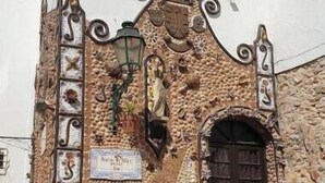 Un bâtiment à la façade en pierre, avec une porte en bois et une enseigne indiquant « Casa de Campo ».