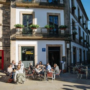 Outdoor dining - Hotel Gastronómico Arco de Mazarelos  (Santiago de Compostela)