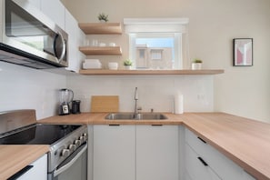 Een koelkast, een magnetron, een oven, een kookplaat