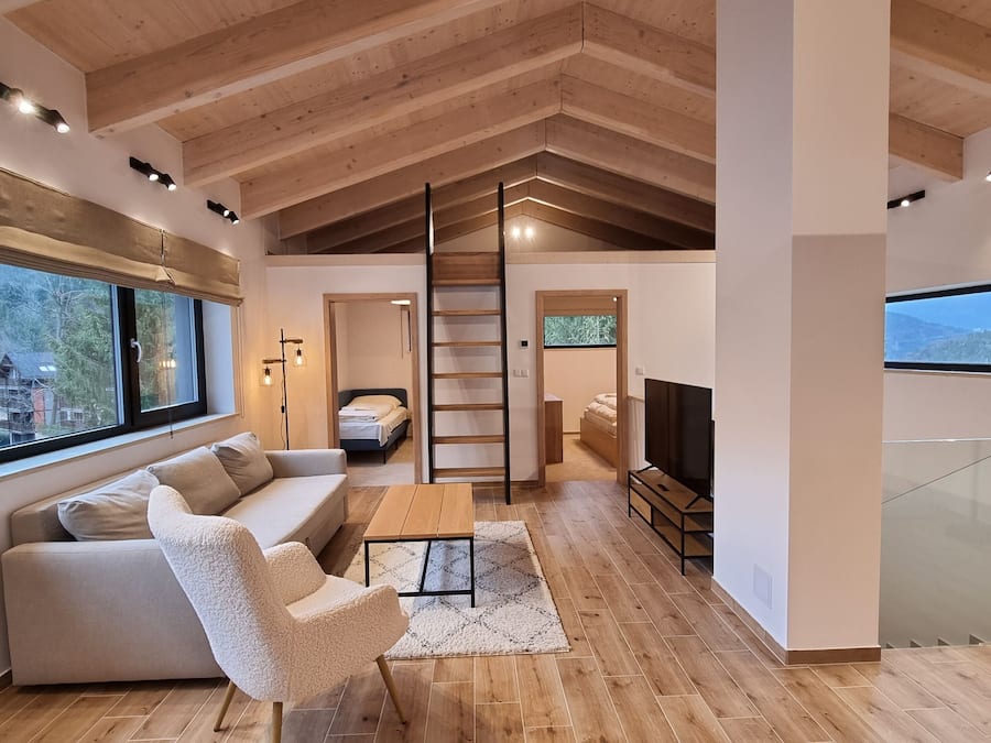 Leilighet – deluxe, 2 soverom | Oppholdsområde | Flatskjerm-TV