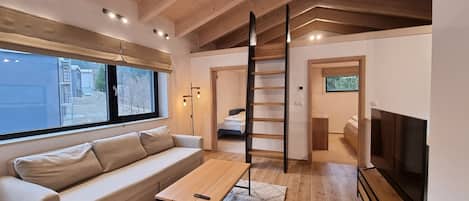Deluxe-Apartment, 2 Schlafzimmer | Wohnbereich | Flachbildfernseher