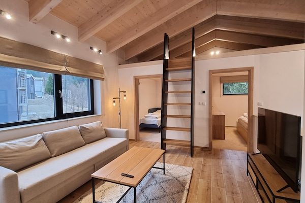 Departamento Deluxe, 2 habitaciones | Área de sala de estar | Televisión de pantalla plana