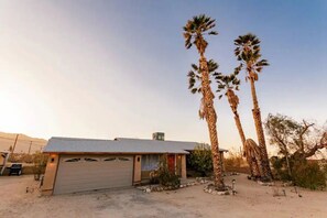 Exterior - Sunset Oasis ! 3 min to Joshua Tree National Park! Ideal for family gatherings  (Twentynine Palms)