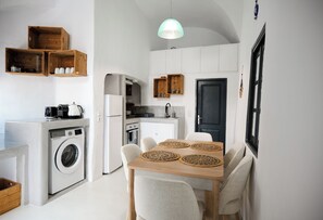 Frigorifero, forno, piano cottura, macchina per tè/caffè