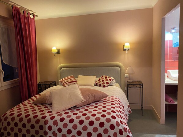 1 chambre, fer et planche à repasser, Wi-Fi, draps fournis