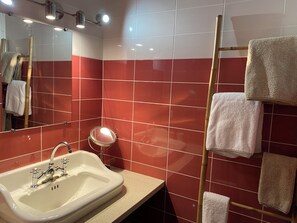 Sèche-cheveux, serviettes fournies, savon, papier toilette