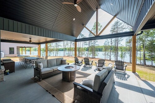 Luxury Lakefront, Hot Tub, Fire Table and Theatre