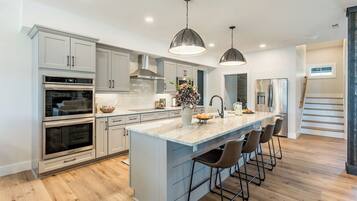 Réfrigérateur, four à micro-ondes, un four, surface de cuisson