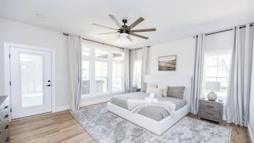 5 habitaciones, escritorio y tabla de planchar con plancha