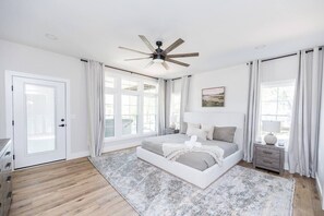 5 Schlafzimmer, Schreibtisch, Bügeleisen/Bügelbrett, Reisekinderbett