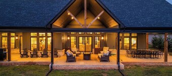 Luxury Lakefront, Hot Tub, Fire Table and Theatre!