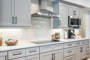 Frigorifero, microonde, forno, piano cottura