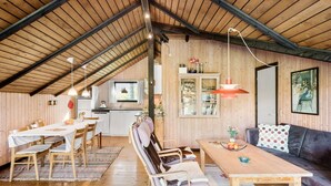 Un acogedor loft con comedor, cocina y zona de estar.