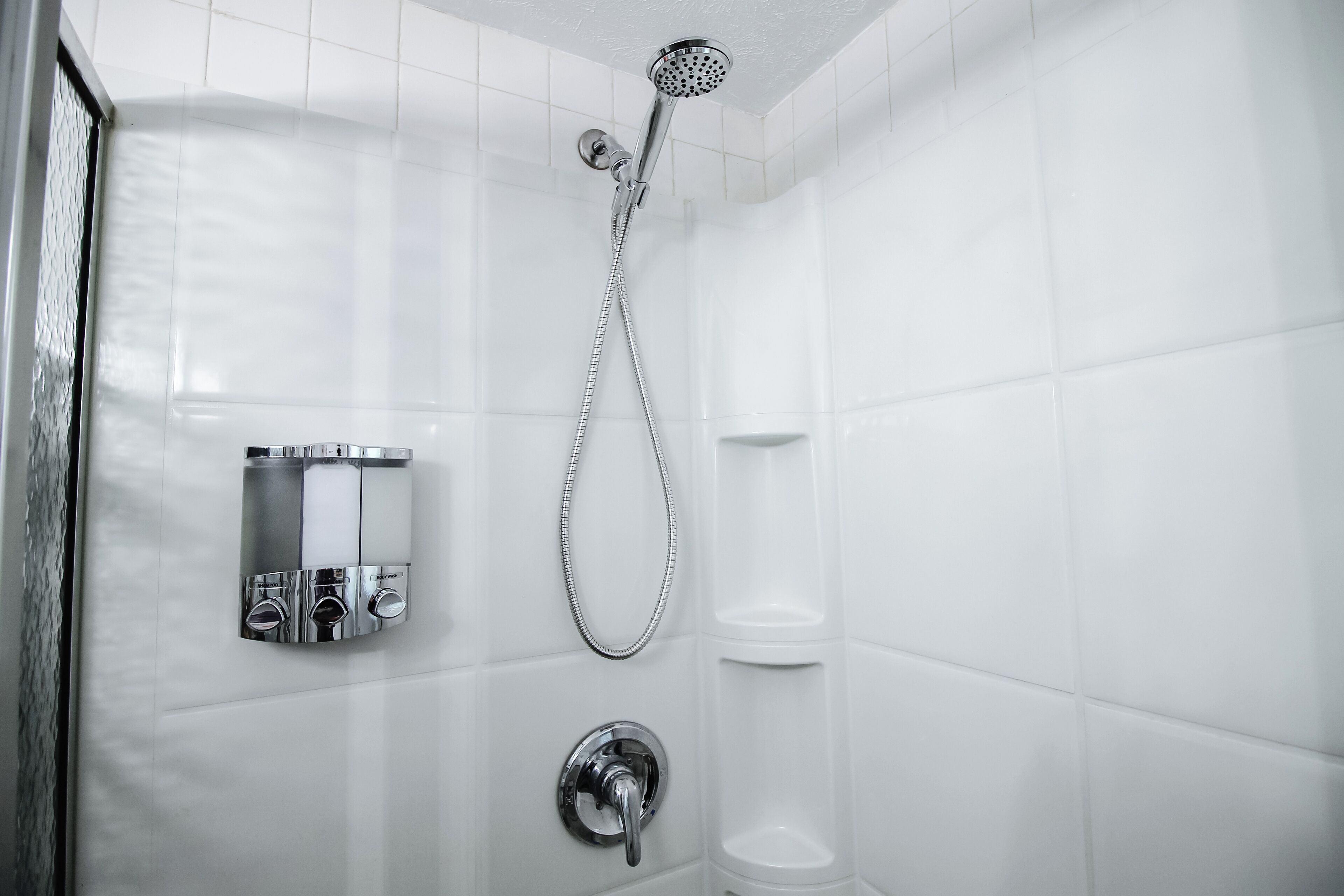 Een douche, een haardroger, handdoeken, zeep