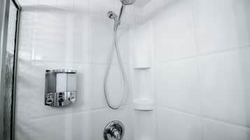 Een douche, een haardroger, handdoeken, zeep