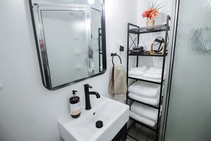 Shower, hair dryer, towels, soap - King Bed & Walk-In Shower - Ample Amenities + W/D (Wichita)