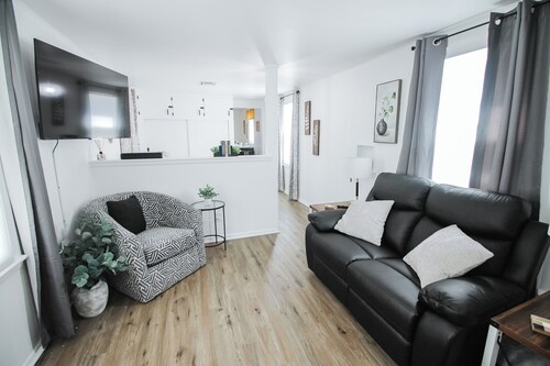 King Bed & Walk-In Shower - Ample Amenities + W/D